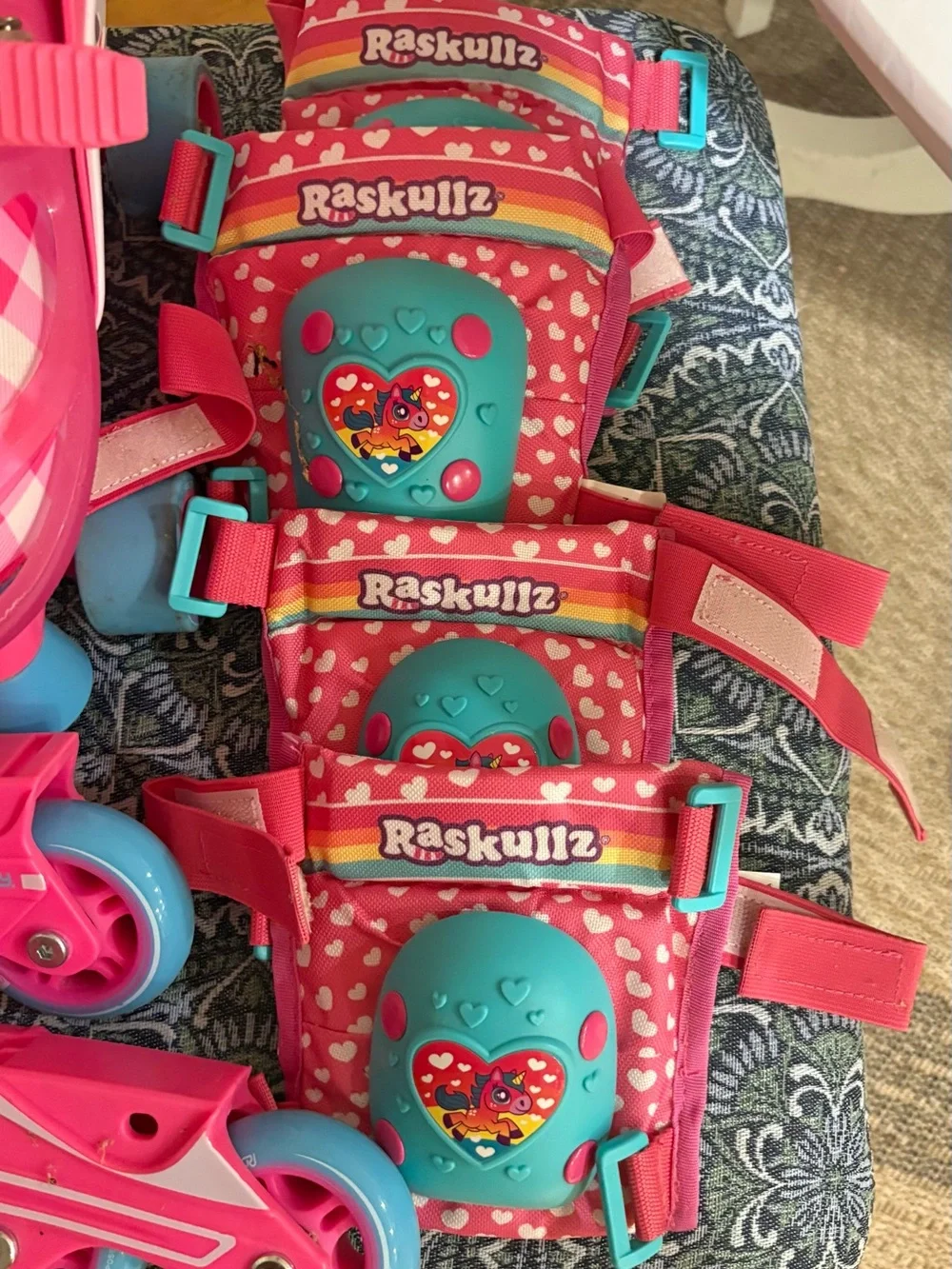 Kids Adjustable Roller Derby Fitness Skates with knee & shoulder pads